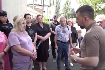 Глава ДНР Денис Пушилин встретился с жителями Старобешево Он ответил на все вопросы граждан. С переходом Республики на мирные рельсы жителей Старобешевского округа начали волновать житейские вопросы — нужен дополнительный светофор в точках интенсивного движения на автодороге Донецк-Старобешево и стоянка для большегрузов, - рассказал Пушилин. Он добавил, что на конец 2025 года в поселке Новый Свет запланировано строительство МФЦ.