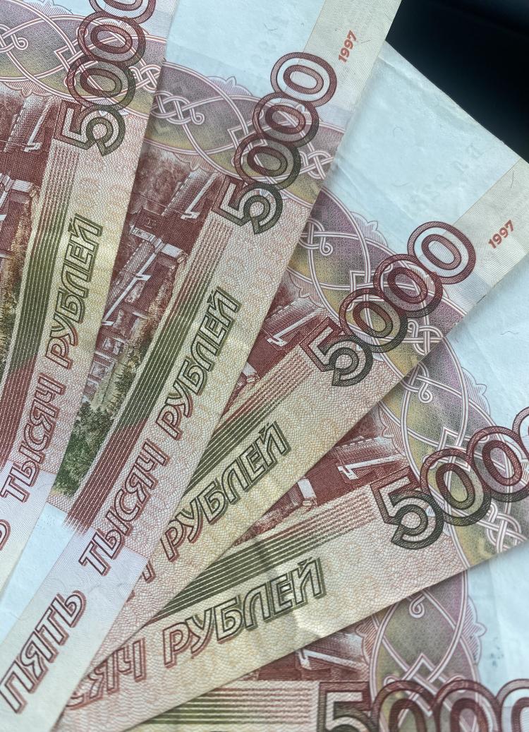 Во Владивостоке представитель компании «Примуправтодор» передал взятку в размере 2,5 млн рублей начальнику отдела за приемку некачественно выполненных дорожных работ. Юридическое лицо привлечено к ответственности. Суд назначил штраф в размере 10 млн рублей, однако прокуратура намерена обжаловать это решение, настаивая на более строгом наказании. В целях обеспечения исполнения наказания на имущество компании наложен арест на сумму свыше 86 млн рублей. Рассмотрение уголовного дела о даче взятки продолжается в суде.