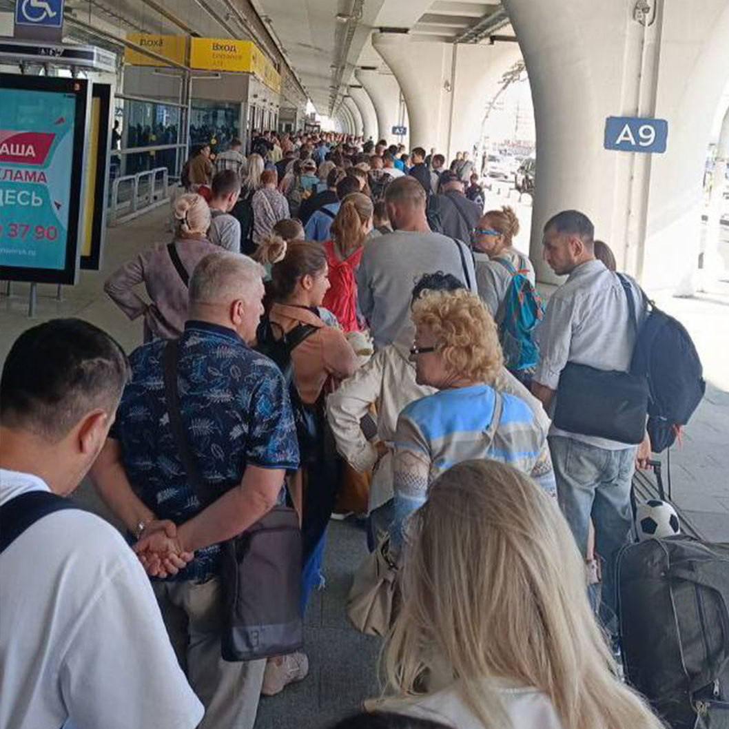 Очередь в аэропорт Внуково растянулась за здание терминала из-за отмен и переносов рейсов  В аэропорту Внуково и других столичных аэропортах образовались большие очереди на вход, а также возле стоек регистрации и касс. Пассажиры стоят, чтобы обменять или сдать билеты. Некоторые из них находятся в аэропорту с ночи.   В московских аэропортах — Шереметьево, Внуково, Домодедово и Жуковском — после введения ограничений из-за атаки беспилотников многие рейсы были отменены или задержаны. По данным Росавиации, отменили 62 рейса, 52 задержали больше чем на два часа. 55 самолетов отправили на запасные аэродромы из-за мер безопасности.