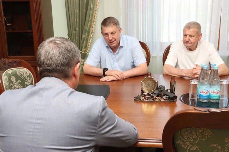 «Совместными усилиями обязательно справимся с задачами любой сложности»: ЛНР посетил губернатор Брянской области Александр Богомаз Губернатор Брянской области Александр Богомаз посетил Луганскую Народную Республику. С ним встретился глава региона Леонид Пасечник. Брянский губернатор приехал для того, чтобы посмотреть, как его регион оказывает шефскую помощь Брянке. - Обсудили то, что уже сделано специалистами региона-шефа, и наметили планы на ближайшую перспективу, - отметил Леонид Пасечник. Он напомнил, что Брянская область с 2022 года взяла шефство над Брянкой в ЛНР. За это время шеф-регион помог отремонтировать муниципалитету 73 крыши, сейчас идёт ремонт еще семи. Кроме того, в течение двух лет брянские специалисты помогают улучшить водоснабжение Брянки, выполняя замену изношенных водоводов. Также ведётся работа по замене канализационных коллекторов. Кроме того, брянские специалисты ремонтируют социально значимые объекты. Большое внимание уделяется медицинским учреждениям.