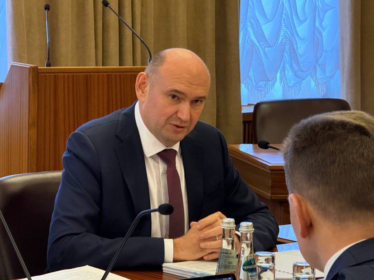 Оренбург Медиа Объездная дорога и пункты пропуска Какие проекты Евгений Солнцев обсудил в Москве   orenburg media p 501615 Евгений Солнцев озвучил сразу несколько инициатив которые требуют федеральной поддержки Об актуальных для региона проектах он рассказал на совещании с заместителем руководителя администрации Президента РФ Максимом Орешкиным Один из проектов строительство обхода Оренбурга от автомобильной дороги Оренбург Беляевка до федеральной трассы А 305 Оренбург Илек граница с Республикой Казахстан Проектно сметная документация дороги разработана и получила положительное заключение Также глава региона поднял вопрос модернизации и реконструкции международных пунктов пропуска Сагарчин и Маштаково После обсуждения Максим Орешкин поручил Минтрансу РФ проработать подробнее на канале Оренбург Медиа