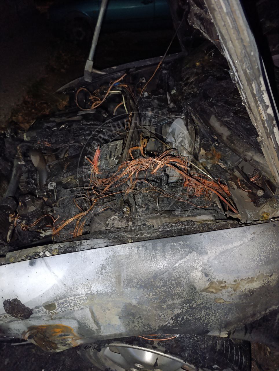 В РЫБНИЦЕ СГОРЕЛ АВТОМОБИЛЬ  «Фольксваген» был припаркован во дворе многоквартирного дома на улице Титова. Около часа ночи один из жильцов вышел на балкон и увидел, что машина горит. Позвонил на 101 и сообщил владельцу.  Пожарные прибыли оперативно. В огне был только моторный отсек  передняя часть авто . Возгорание полностью потушили за 40 минут.  Причина - неисправность электропроводки автомобиля    Пресс-служба ГУпЧС МВД ПМР