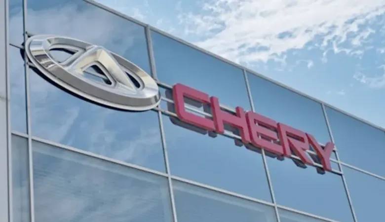 Chery планирует запустить автомобиль под алжирским брендом  Представители компании Chery Algerie, дочернего предприятия Chery, заявили о планах запуска автомобиля полностью алжирской сборки и под алжирским брендом. Это заявление было сделано после получения компанией лицензии от правительства Алжира на постройку своего завода в стране.  Завод будет запущен к 2026 году и будет изготавливать около 24000 автомобилей в год, а к 2028 этот показатель планируют увеличить до 100000.  Стоимость проекта завода оценивается в $110 млн, при этом доля Chery будет составлять только 35%, остальные акции будут принадлежать Auto Leader Algeria.