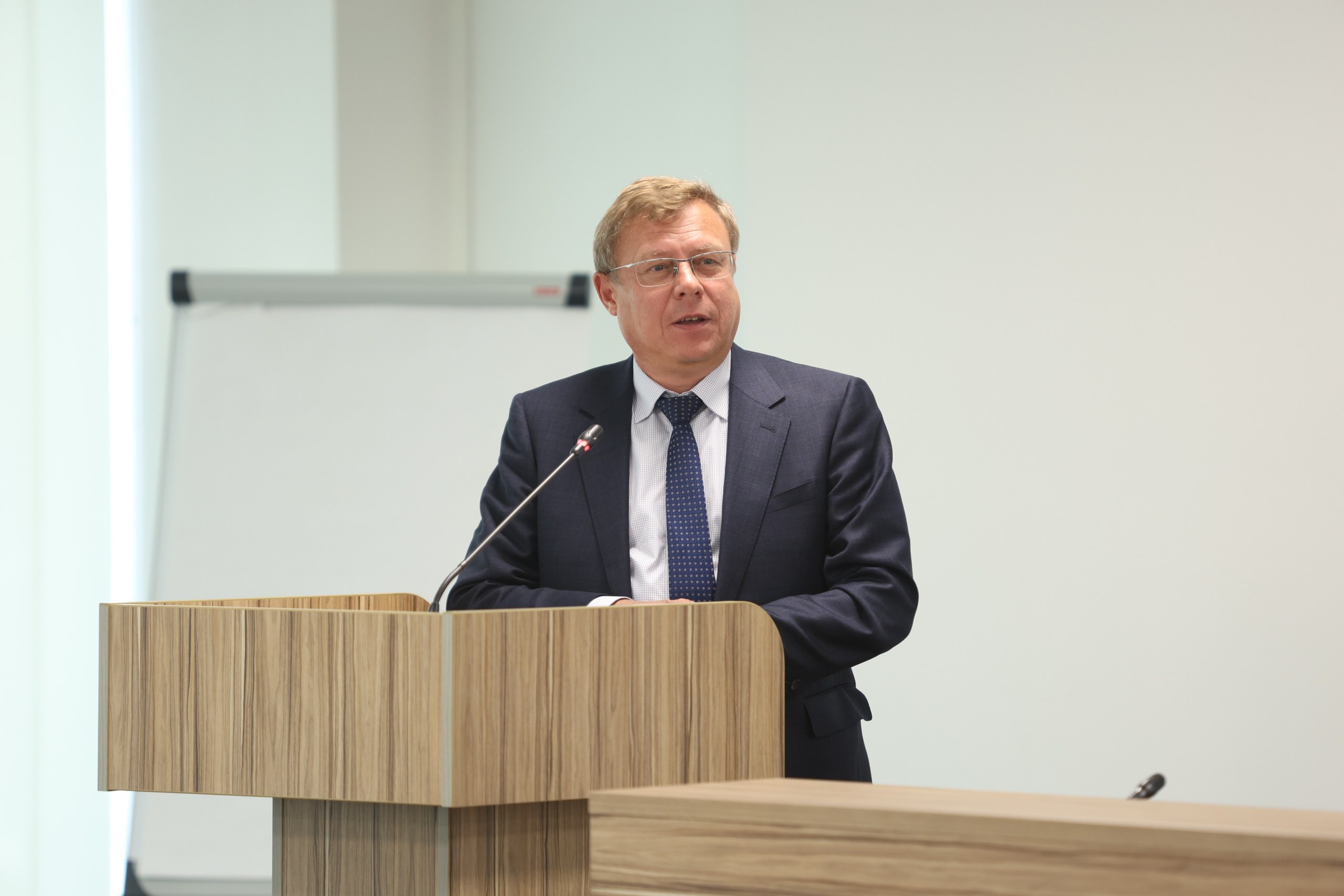 ОАК.Карьера  VK   Руководители производственных цехов ОАК завершили корпоративное обучение по управлению производством   2 потока начальников цехов и их заместителей повысили квалификацию и приобрели новые навыки в управлении производственными процессами для повышения эффективности работы производства и улучшения качества продукции.  На протяжении 5 месяцев руководители углублялись в изучение методов эффективного управления ресурсами, оптимизации производственных процессов, снижения затрат и достижения плановых показателей.  «Обучение на уровне Холдинга было особенно полезно с точки зрения обмена лучшими практиками и опытом по увеличению производительности, адаптации к изменениям в технологиях и процессах, повышению мотивации и удовлетворенности работой в целом» - отметил один из участников программы.  Старт обучения следующих потоков для начальников цехов запланирован на июль текущего года.  Повышение квалификации реализуется в рамках комплексной программы обучения и развития руководителей направлений,...