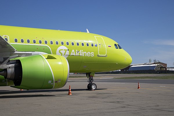 S7 Airlines запускает прямые рейсы в Андижан из городов Сибири Авиакомпания S7 Airlines расширяет географию полетов и с конца октября открывает регулярное прямое сообщение из Новосибирска и Иркутска в Андижан Об этом AVIA RU сообщили в пресс службе авиаперевозчика Рейсы Новосибирск Андижан будут выполняться с 27 октября Иркутск Андижан с 30 октября еженедельно Все рейсы будет принимать Международный аэропорт Андижана открывшийся недавно после масштабной реконструкции Андижан обладает значительным туристическим потенциалом город известен своими историческими и культурными объектами Как крупный экономический и логистический центр Андижан станет удобным пересадочным пунктом для путешественников следующих в другие города Ферганской долины включая Наманган Фергану и Ош Кыргызская Республика Также новые рейсы обеспечивают удобные стыковки в города Сибири и Дальнего Востока говорится в сообщении aviaru net n287458