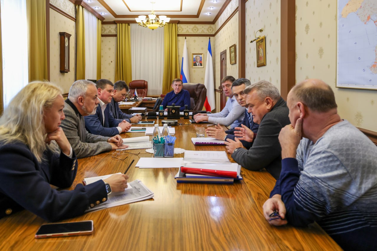 В Первомайском и Раздольненском районах Крыма реализуются два крупных инвестиционных проекта компании Базис Агро и Крымская молочная компания планируют строительство современных молочных комплексов на 4 тысячи голов каждый Запуск этих ферм позволит существенно увеличить производство молока в Крыму и сократить дефицит сырья для перерабатывающих предприятий На совещании подробно обсудили ход реализации проектов Особое внимание уделили вопросам обеспечения инженерной и транспортной инфраструктуры Инвесторам необходимо подать заявки на технологическое подключение после чего профильные министерства и ведомства приступят к выполнению необходимых мероприятий