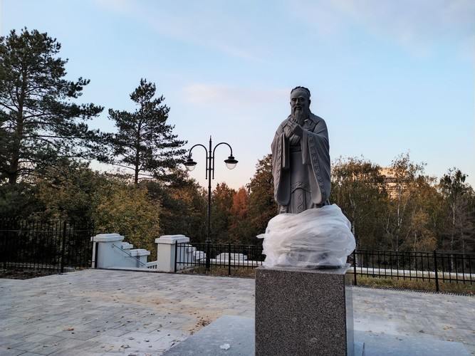 В сквере у библиотеки имени Лобачевского установили памятник Конфуцию. Высота каменной фигуры — примерно 2,5 метра. Скульптура появилась сегодня днем.  Фото: «Бизнес Online»