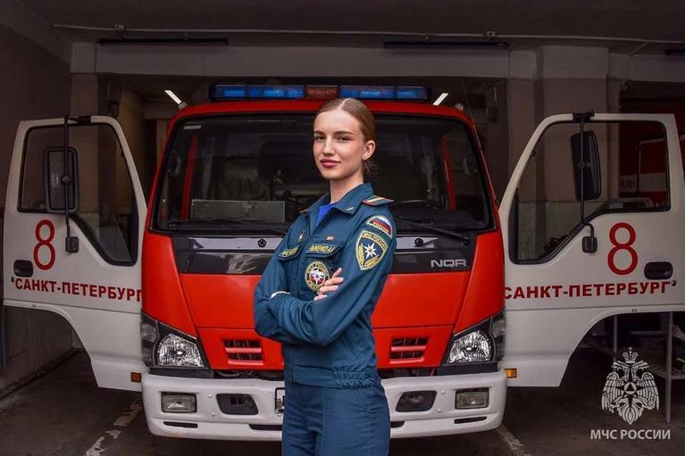 Сотрудница МЧС спасла жизнь мужчине в Финском заливе  Ещё 28 июля Алена Рыженко в свободное от работы время отправилась на прогулку на сапе вместе с подругой. Девушки уже собирались уходить, как их внимание привлекли люди, просившие о помощи.   Очевидцы вытащили из воды молодого человека. Он был без сознания, дыхания и кровообращения. Однако сотрудница МЧС России немедленно провела сердечно-легочную реанимацию. На «третьем цикле» мужчина задышал. Вернувшегося с того света передали подоспевшим медикам. В больнице он не задержался,  — рассказали в пресс-службе МЧС.  Когда петербуржец окреп, он позвонил на «Телефон доверия» и выразил благодарность Рыженко за спасённую жизнь.   : ГУ МЧС России по Петербургу   : СПб — отдай свой буст нам