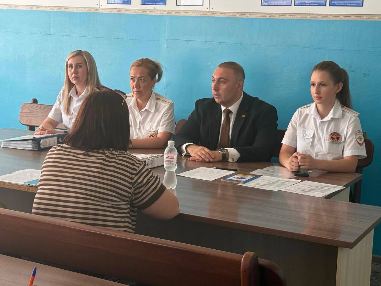 В Георгиевском округе прошли мероприятия по безопасности дорожного движения Госавтоинспекция Георгиевского округа совместно с членом Ассоциации юристов России и общественным деятелем Артуром Мартиросяном провели комплекс профилактических мероприятий, направленных на повышение безопасности дорожного движения. В Отделе Госавтоинспекции прошёл межведомственный брифинг на тему «Дети – не водители!» На встрече присутствовали сотрудники Госавтоинспекции, представители управления образования округа, специалисты Центра безопасности дорожного движения, руководители молодёжных общественных организаций, представители СМИ. Обсудили актуальные вопросы аварийности с участием несовершеннолетних. В ходе брифинга, участникам разъяснили: основные причины дорожно-транспортных происшествий, требования к перевозке детей-пассажиров, ответственность за управление транспортным средством в состоянии опьянения, последствия нарушений ПДД, о недопустимости передачи управления транспортом несовершеннолетним.
