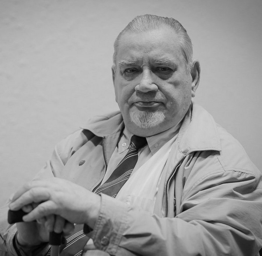 На 93 м году оборвалась жизнь Валентина Аникеева одного из самых выдающихся зодчих и градостроителей Приморского края чью архитектурную летопись он писал на протяжении десятилетий Печальную новость сообщили в Министерстве архитектуры и градостроительной политики Приморского края Там отметили что талант Валентина Аникеева и неустанный труд нашли воплощение в знаковых для региона объектах От монументальных промышленных комплексов таких как Славянский и Находкинский судоремонтные заводы до комплексных градостроительных решений Валентин Аникеев также внес неоценимый вклад в формирование облика Владивостока участвуя в разработке его генерального плана и концепции развития к Саммиту АТЭС 2012