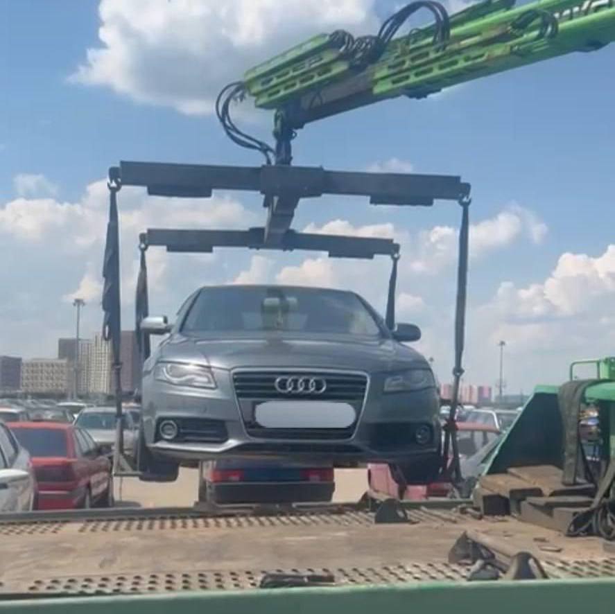 У москвича конфисковали Audi A4 за долг по алиментам в 390 000 рублей.   В прокуратуру пожаловалась бывшая жена. Она утверждала, что приставы бездействуют.   После обращения задолженность перерасчитали, а размер удержания из зарплаты увеличили до 70%. Плюсом забрали машину.
