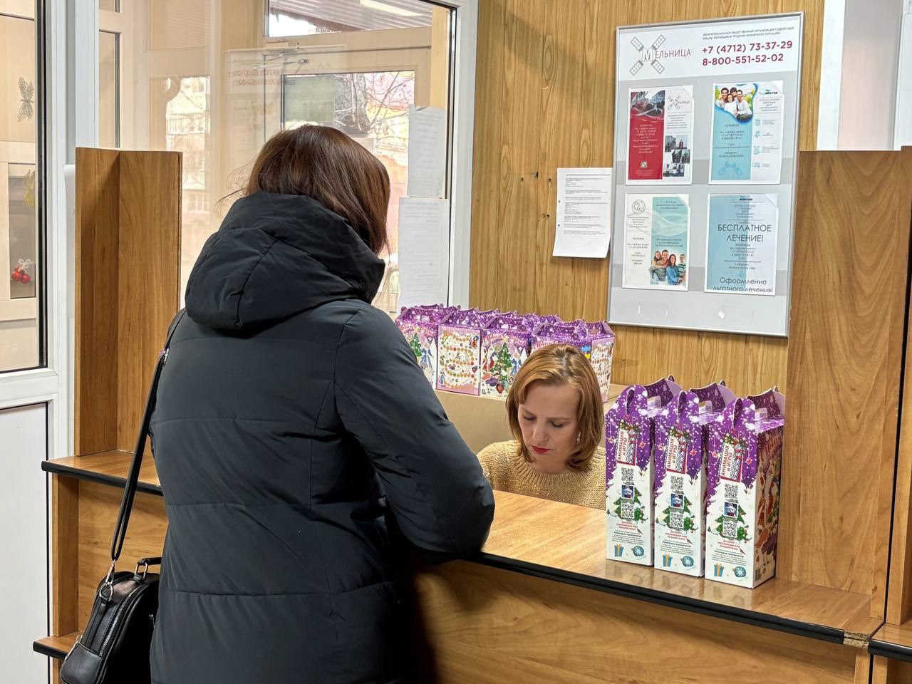 По поручению врио губернатора Курской области Александра Хинштейна в органах социальной защиты и филиалах МФЦ продолжают принимать граждан в праздничные и выходные дни.  Жители приграничных территорий Курской области, вынужденно покинувшие свои дома, могут подать заявления и документы для постановки на очередь для получения жилищного сертификата, а также компенсации за наем жилого помещения. Помимо этого, специалисты на приеме готовы ответить на любые вопросы граждан, касающиеся их жизнеобеспечения и получения мер социальной поддержки.  Врио министра социального обеспечения, материнства и детства Курской области Татьяна Сукновалова с выездной проверкой посетила органы социальной защиты. Она проконтролировала, как ведется прием граждан, и пообщалась с вынужденными переселенцами, ответив на их вопросы.  «Мы продолжаем работать и делать все от нас зависящее, чтобы наши земляки поскорее вернулись к привычной жизни. На сегодняшний день почти 10 тысяч переселенцев из приграничья сняли жилые помещения как в Курской области, так и в других субъектах. Мы им выплачиваем компенсацию за наем жилья и коммунальные услуги. Выплату осуществили уже и за январь месяц, в общей сложности более 500 млн рублей федеральных средств направлено на эти цели», – отметила Татьяна Сукновалова.  ⏱  Также жителей приграничных районов принимают 2-6 и 8 января в Министерстве строительства Курской области, которое работает с 9:00 до 18:00, и в органах социальной защиты по месту фактического пребывания граждан.    Прием заявлений и документов от переселенцев на предоставление мер социальной поддержки ведется и в 28 филиалах МФЦ Курской области 2–6 января, 8 января 2025 года с 9:00 до 16:00. Как организована работа, проверил врио министра цифрового развития и связи Курской области Сергей Кожевников.    Специалисты принимают заявления по 9 услугам для переселенцев, самые востребованные из них – компенсация за наем жилья и заявление на получение жилищного сертификата. С 2 января 2025 года в МФЦ также начали принимать заявления от переселенцев о перечислении средств со счета-аккредитива на счет продавца жилья после подтверждения сделки по сертификату. #семья46 #выплаты46 #цифровизация46