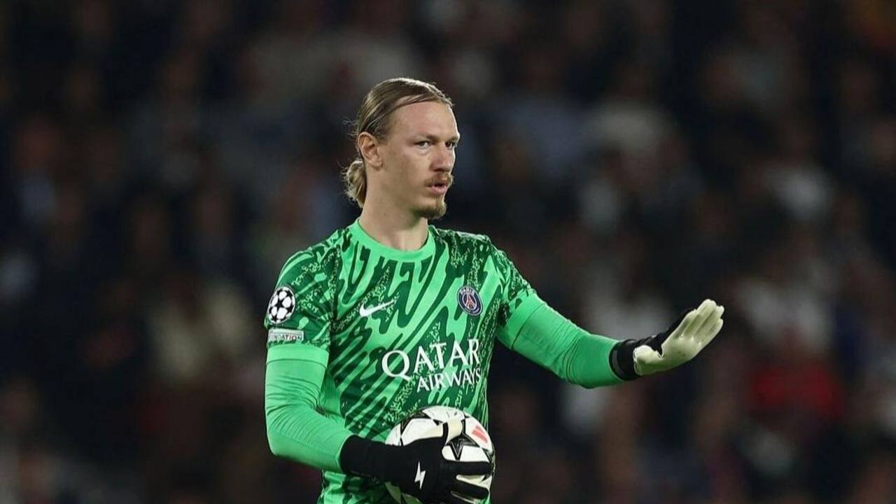 Сафонов пропустит 6 недель вместо месяца сроки возвращения россиянина в строй увеличились Матвей не сможет выйти на поле еще около 3 4 х недель из за перелома левой руки в финале межконтинентального кубка против Фламенго Вратарь хоть и возобновил тренировки все равно носит защитный бандаж который не позволяет ему использовать левую руку В ближайшее время Мотя сможет выполнить только беговую нагрузку а вернется ориентировочно к Спортингу 20 января докладывает L Equipe