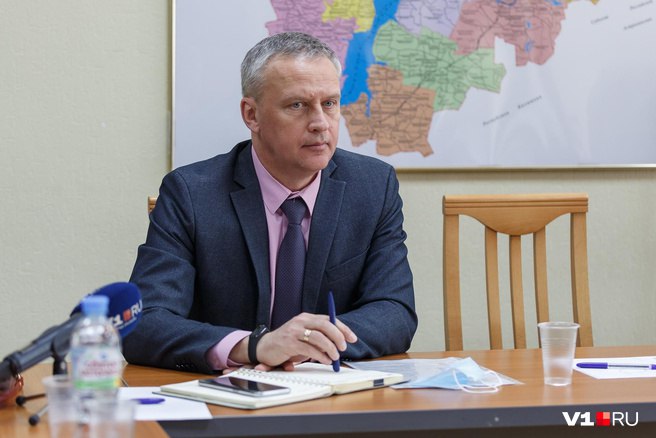 В Волгограде уволен заместитель руководителя департамента городского хозяйства Сергей Комлев Информацию об этом подтвердили в пресс службе администрации Волгограда Впрочем фамилия чиновника уже появилась в списках членов рабочей группы при администрации Волгоградской области которая будет заниматься развитием общественного транспорта в регионе Сергей Комлев фигурирует в нем в статусе заместителя начальника одного из подразделений аппарата губернатора