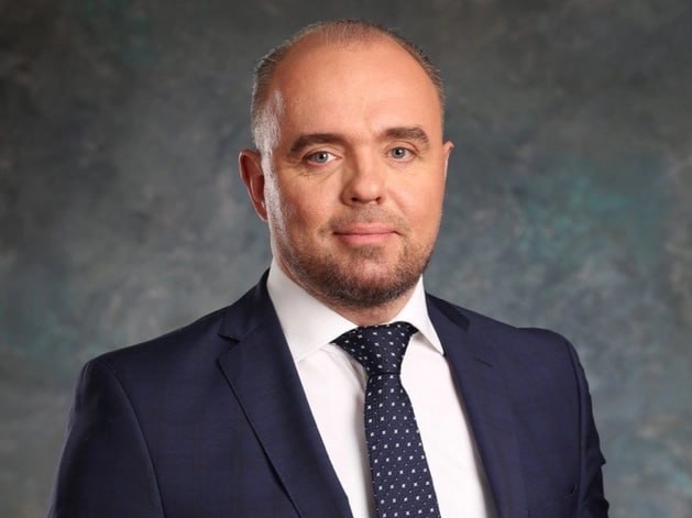 Депутат Заксобрания Дмитрий Колыванов подал заявление о сложении полномочий после приговора суда В пресс службе Законодательного собрания Нижегородской области уточнили что документ был подан 5 февраля 2026 г Обращение рассмотрят в течение 30 дней Ранее стало известно что Павловский городской суд Дмитрия Колыванова виновным в мошенничестве Политику назначили наказание в виде 4 5 лет колонии общего режима Дмитрию Колыванову и его сообщнице Инне Рыжовой инкриминировали вывод средств АО Павловский опытный механический завод в отсутствие согласия учредителя Сумма ущерба составила 6 97 млн руб пишет Ъ Приволжье Инна Рыжова получила наказание в виде более трех лет колонии Деловой квартал НН