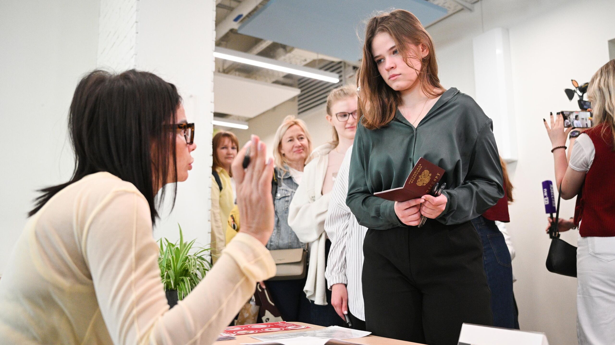 История в 2027 году станет превалирующим предметом на ЕГЭ для гуманитарных вузов России заявил глава Рособрнадзора Анзор Музаев В 2027 году уже будут изменения связаны с тем что история будет превалирующим предметом при поступлении на гуманитарные направления сказал Музаев на пресс конференции в международном мультимедийном пресс центре Россия сегодня Предложение по ЕГЭ было озвучено ректором МГИМО Анатолием Торкуновым в 2025 году на встрече с авторами и редакторами нового учебника истории Президент России Владимир Путин поддержал эту идею Ранее Минпросвещения и Рособрнадзор утвердили расписание Единого государственного экзамена ЕГЭ в 2026 году основной период начнется 1 июня