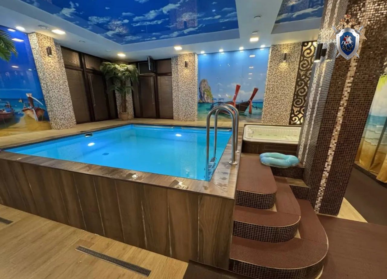 В Белогорске возбуждено уголовное дело по факту гибели малолетнего Следственным отделом по городу Белогорску следственного управления Следственного комитета Российской Федерации по Амурской области по факту утопления малолетнего возбуждено уголовное дело по признакам преступления предусмотренного ч 1 ст 109 УК РФ причинение смерти по неосторожности Следствием установлено что 17 января 2026 года в вечернее время семья с детьми один из которых 4 летний мальчик находились в одной из саун Белогорска где ребенок плавал на круге в бассейне Спустя некоторое время ребенок обнаружен родственниками в воде без признаков жизни   По уголовному делу незамедлительно проведен осмотр места происшествия назначена медицинская судебная экспертиза допрашиваются родственники погибшего малолетнего В настоящее время проводятся необходимые следственные мероприятия по установлению всех обстоятельств произошедшего Следком Амурской области   ВК   MAX Телеграм