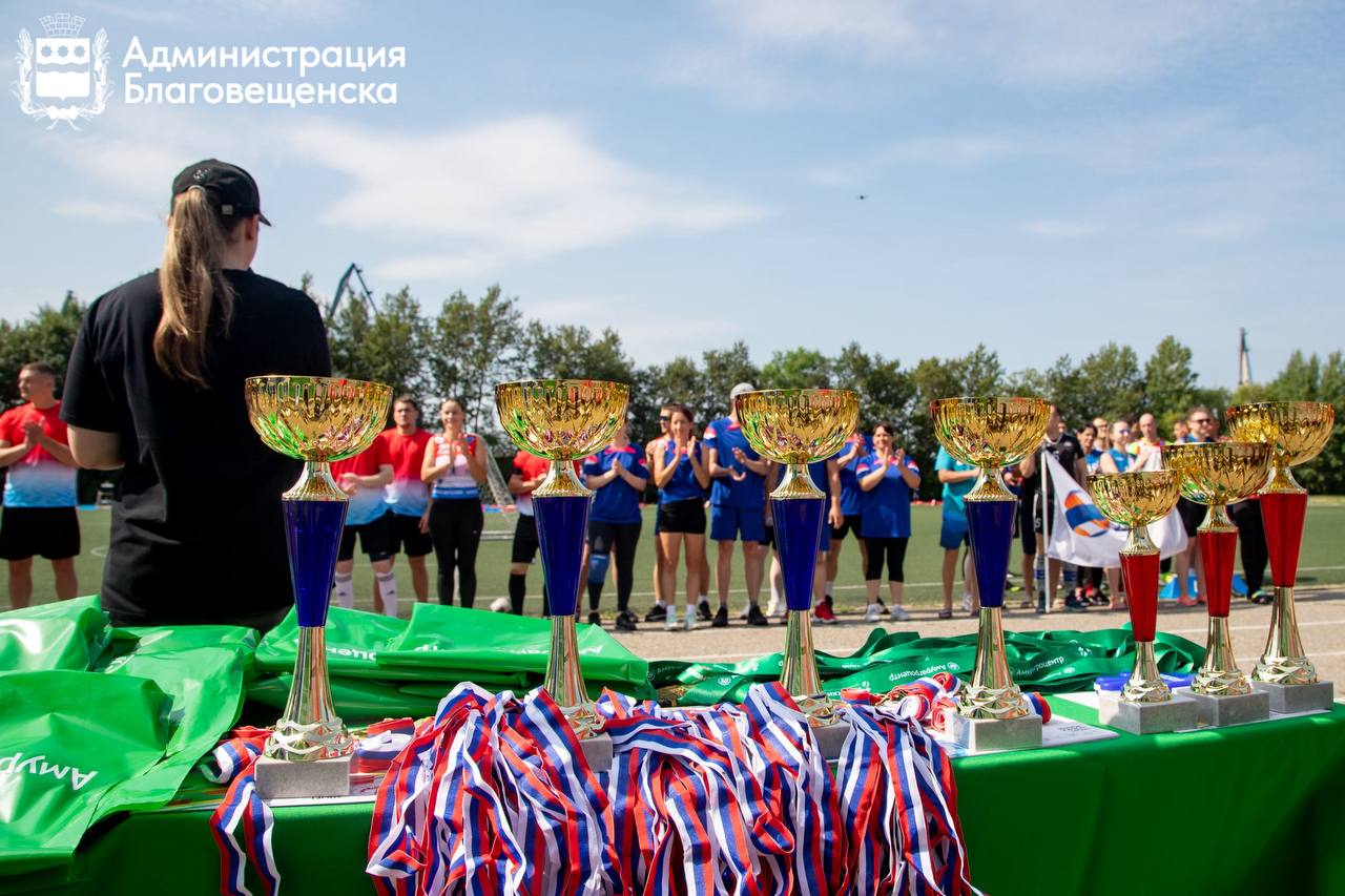 Больше спорта больше эмоций в Благовещенске пройдёт XVII Спартакиада трудовых коллективов В Благовещенске стартует семнадцатая спартакиада трудовых коллективов масштабное событие которое объединит предприятия организации и всех кто любит спорт и активный образ жизни В этом году участников ждут значительные изменения вместо привычных 10 видов спорта программа расширена до 18 дисциплин Отборочные этапы пройдут в течение года Заявки от участников ждут за 5 календарных дней до начала соревнований в управлении по физической культуре и спорту на Ленина 97 телефон для справок 233 954 Подробнее можно узнать в Положении Там же узнать даты отборочных соревнований по разным видам первый кстати пройдет уже 27 сентября Организаторы ждут заявок от всех желающих как опытных спортсменов так и новичков готовых попробовать свои силы Следите за новостями и готовьтесь к старту