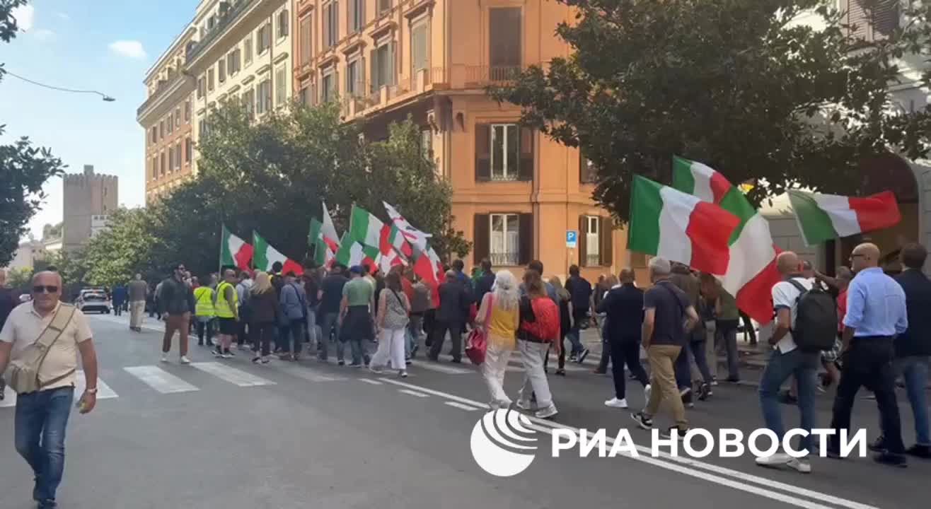 Протесты в Риме против политики ЕС: тысячи участников требуют отставки Урсулы фон дер Ляйен