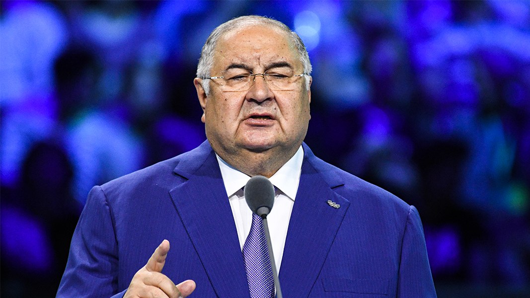 Земельный суд Гамбурга 23 января удовлетворил иск бизнесмена Алишера Усманова к немецкому изданию Frankfurter Allgemeine Zeitung FAZ и запретил распространение ряда клеветнических утверждений о нем В ходе очных слушаний ответчиком не представлено каких либо доказательств Также впервые судом европейской юрисдикции были запрещены ложные заявления Алексея Навального внесен в список террористов и экстремистов Росфинмониторинга в адрес предпринимателя Об этом Ленте ру стало известно из сообщения пресс службы Усманова Отмечается что в апреле 2023 года СМИ из Германии опубликовало статью По поручению Кремля в которой содержались многочисленные клеветнические утверждения о бизнесмене В связи с тем что издание отказалось подписать заявление о прекращении противоправных действий А Усманов подал исковое заявление в Земельный суд Гамбурга Суд согласился с доводами А Усманова и в полном объеме удовлетворил иск говорится в сообщении