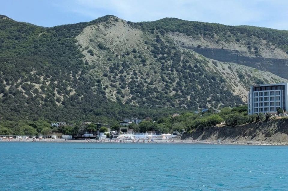 Полкилометра чистого моря: самый чистый пляж Анапы — на Утрише В Анапе пляжи пока под запретом — мазут, камка, холодная вода. Но туристы всё равно едут, селятся в отелях с бассейнами и выбирают места для прогулок. Самым чистым уголком стал Утриш. Здесь — 500 метров гальки, лазурная вода и почти нет мазута. Место маленькое, но уютное: кафе, турбазы, заповедник рядом. Цены кусаются, но море — чистейшее.