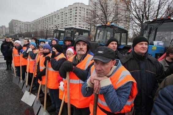 Коммунальщиков хотят отправить на «курсы вежливости» Депутаты Санкт-Петербурга предложили отправлять работников коммунальных служб на курсы По информации «Парламентской газеты», россияне всё чаще жалуются на грубость и хамство со стороны сотрудников управляющих компаний. Причиной такой ситуации депутаты считают недостаточную подготовку персонала к общению с жителями. По их мнению, даже если работы выполняются хорошо, плохое отношение к людям портит впечатление и сводит на нет все усилия. Фото: соцсети