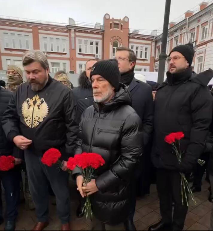 В День народного единства на крестном ходе в Нижнем Новгороде Олег Газманов появился в шапке и куртке как бы не от Prada  узнаваемые логотипы певец-патриот как мог замаскировал . Обмундирование только в этой части потянуло на 350 тысяч рублей.   У кого PRADА – тот и сильней?