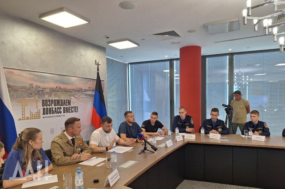 Студотряды ДНР планируют в сентябре запустить проект «Донбасс. Карьера»  #молодежь  Проект поможет в трудоустройстве студентов и прохождении стажировок на предприятиях.  Мы собираем заявки от вузов и от работодателей по потребностям, по рабочим местам. Уже ребята ездят на производственную практику,  — сказала руководитель регионального штаба РСО в ДНР Александра Кульгина на встрече с Главой Республики Денисом Пушилиным. Читать полностью    Подписаться