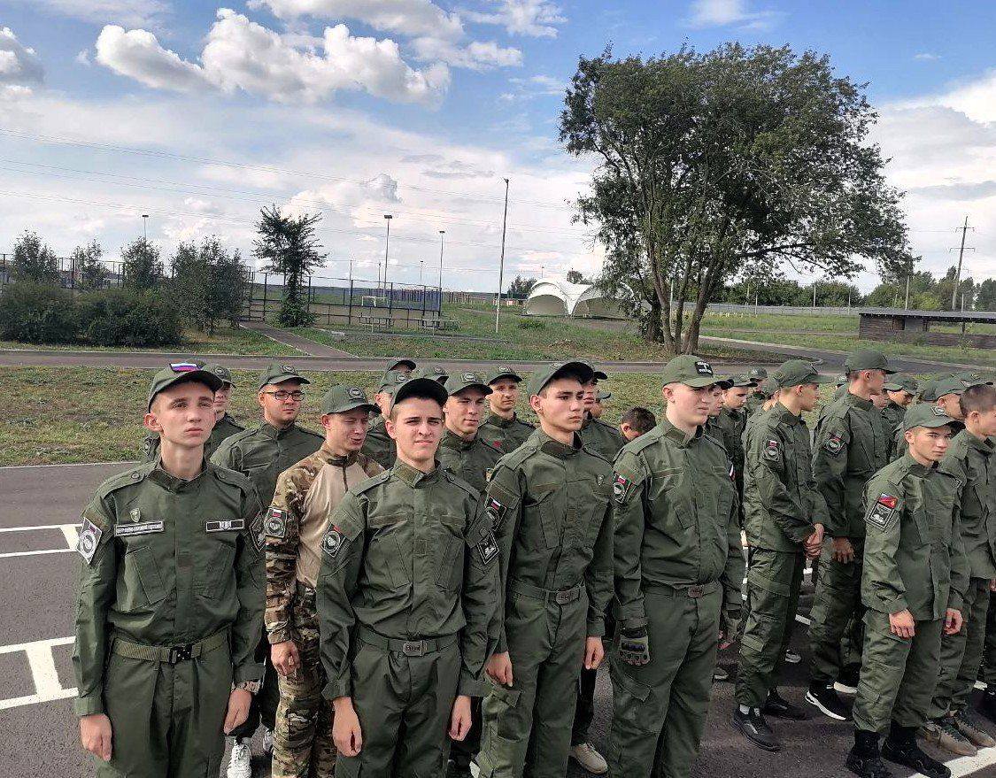 Подростки из Абхазии приехали в патриотический лагерь в Волгоградской области  В Волгоградской области началась третья межрегиональная смена «Время юных героев», организованная центром «Воин», сообщила пресс-служба организации.  В течение двух недель ребята будут обучаться в оборонно-спортивном лагере «Авангард». За лето проведут четыре аналогичных смены, в которых примут участие 3400 подростков.   «Наш проект не только учит военному делу, но и создает прочные связи между курсантами из разных регионов, объединяет их общим делом», – отметил председатель правления центра, депутат Государственной думы, Герой ЛНР Виктор Водолацкий.    Южная служба новостей