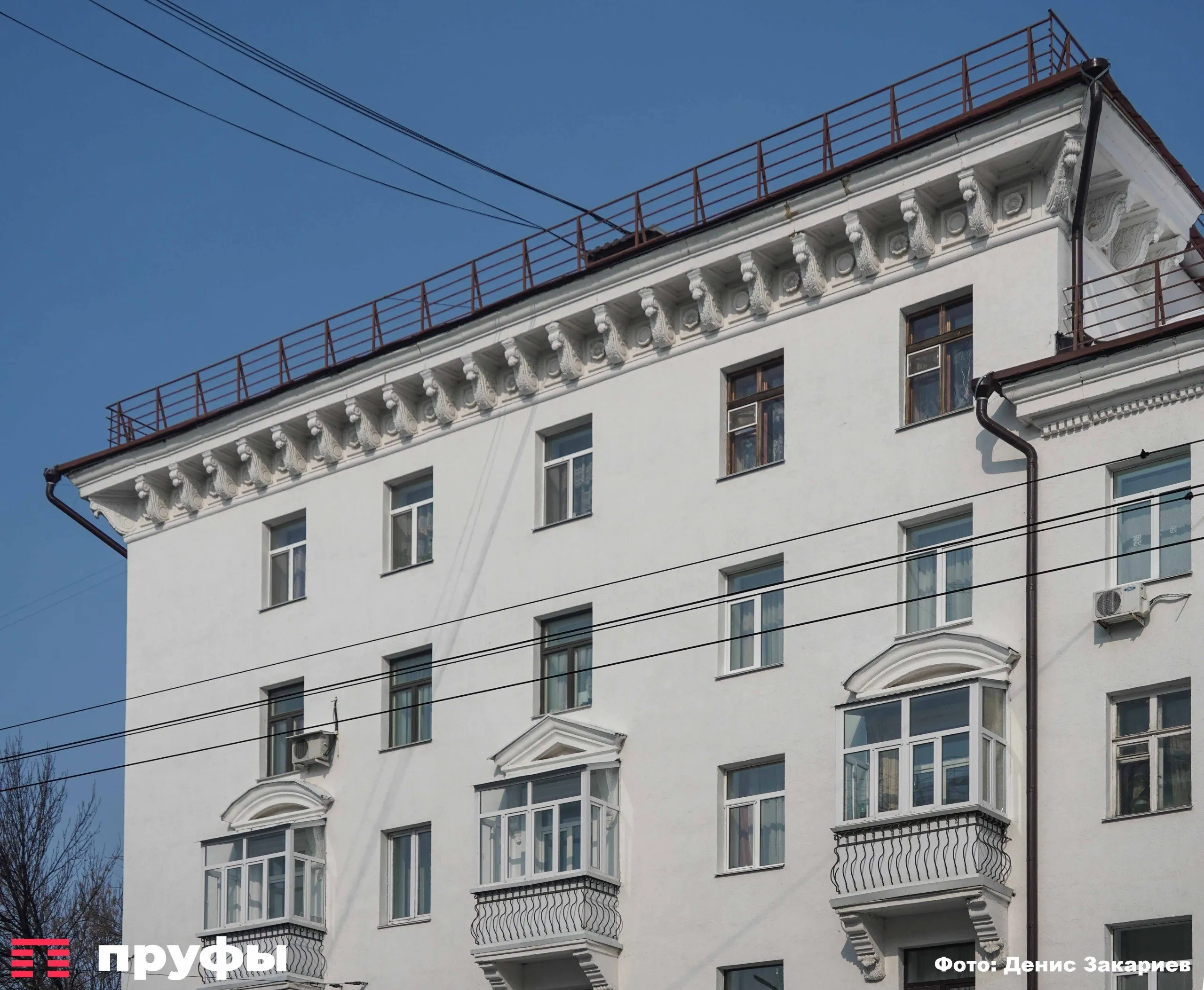 В Уфе и Казани снизилась аренда однушек В апреле на рынке аренды жилья в крупнейших городах России продолжилось снижение цен Спрос падает предложение растёт и арендодателям всё сложнее находить платёжеспособных жильцов К такому выводу пришли аналитики федерального портала МИР КВАРТИР изучив динамику в 70 городах страны В столице Башкортостана подешевели все типы квартир хотя и с разной интенсивностью Однокомнатные квартиры за апрель потеряли 2 3 и теперь сдаются в среднем за 24 320 рублей в месяц Двухкомнатные практически не изменились в цене 0 1 31 636 рублей Трёхкомнатные стали дешевле на 0 4 42 233 рубля По сравнению с другими городами миллионниками Уфа остаётся в числе доступных для аренды однушка здесь дешевле чем в Казани Екатеринбурге Новосибирске но дороже чем в Челябинске Омске и Перми Генеральный директор портала МИР КВАРТИР Павел Луценко объяснил тенденцию тем что арендаторы всё больше не вывозят те ставки которые навязывают владельцы Они отказываются от излишеств возвращаются к родителям снимают жильё в складчину или комнаты Арендодателю найти платёжеспособного жильца становится сложнее Ситуация продлится как минимум ближайшие пару месяцев начало лета всегда низкий сезон на рынке аренды Казань показала более заметное снижение Однокомнатные квартиры подешевели на 4 3 до 28 285 рублей в месяц Двухкомнатные упали на 4 5 до 36 671 рубля Трёхкомнатные стали доступнее на 3 6 до 46 968 рублей В среднем по 70 городам однушки подешевели на 1 4 до 26 610 руб мес двушки на 1 2 до 33 439 руб трёшки на 0 3 до 42 773 руб Предложение всех типов квартир выросло на 10  Обратная связь  Подписаться  Подписаться в Mакс