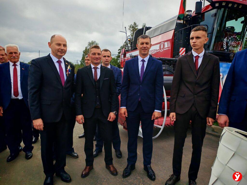 Рекордсмен жатвы Павел Шутило выполнил поручение губернатора на Дажынках он на своем комбайне 157 километров за 8 часов именно столько преодолел клецкий механизатор Пусть люди видят что здесь нет ничего сверхъестественного наш белорусский комбайн на котором можно намолотить и 8 тысяч И наш белорусский крепкий хлопец Благодаря вам Минщина получила четверть республиканского урожая отметил Алексей Кушнаренко В Заславль на хлебный фест приехал ещё один герой из хозяйства Кухчицы водитель Андрей Алексейчик перевезший на отечественном автомобиле МАЗ 7442 тонны зерна