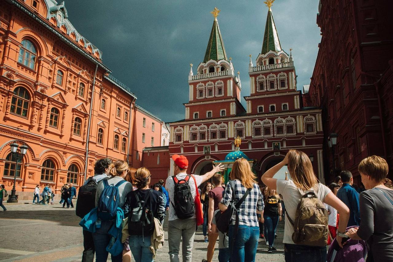 Из студентов в экскурсоводы  Накануне Госдума приняла три закона, касающиеся сферы туризма и пассажирских перевозок.    Студентам профильных специальностей разрешат работать экскурсоводами и гидами при условии прохождения ими успешной промежуточной аттестации в учебных заведениях. Это важно потому, что в России с учетом развития внутреннего и въездного туризма резко вырос запрос на профессию гида. Ожидается, что студенты, которые пройдут аттестацию, будут востребованы в высокий туристический сезон с мая по сентябрь, а также в новогодние праздники.    Региональные органы власти получат право организовывать экскурсии и путешествия с культурно-познавательными целями для студентов колледжей и техникумов  в возрасте до 23 лет . В настоящий момент такие полномочия распространяются только на школьников.    В КоАП появятся новые штрафы для авиакомпаний: за нарушение порядка размещения информации об условиях договора воздушной перевозки в автоматизированной информсистеме авиакомпаниям будет грозить штраф до 400 тыс. руб. На фоне роста количества нарушений правил размещения информации в системе бронирования авиабилетов и отсутствия норм о контроле за соблюдением этих требований, принятые изменения позволят повысить ответственность перевозчиков и дополнительно защитить права пассажиров.