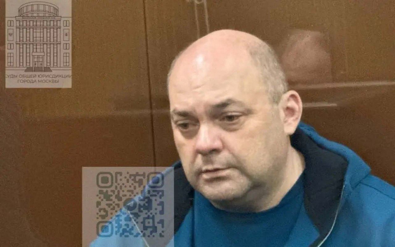 Мосгорсуд оставил экс-губернатора Курской области Смирнова под арестом Московский городской суд отклонил апелляционную жалобу на арест бывшего губернатора Курской области Алексея Смирнова. Таким образом, Смирнов останется в следственном изоляторе по меньшей мере до 15 сентября — ранее этот срок определил Мещанский районный суд Москвы. Смирнов обвиняется в хищении бюджетных средств, предназначенных для строительства фортификационных сооружений на границе Курской области. Следствие считает, что ущерб бюджету превысил 1 млрд рублей. К уголовной ответственности привлекаются также бывшие заместитель Смирнова и другие лица из руководства региона и бизнес-структур. Продление ареста связано с тяжестью вменяемых преступлений и сложностью расследования. Прокурор на заседании отметил обоснованность содержания Смирнова под стражей, а защита просила заменить меру пресечения на домашний арест, что было отклонено судом.