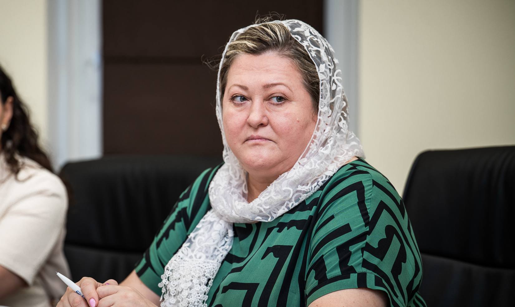 Губернатор Херсонской области провел прием граждан, где центральной темой стали вопросы состояния образовательных и культурных объектов   По итогам встречи были даны поручения о ремонтах и модернизации. В частности, в поселке Семихатки будет обновлен Дом культуры. Здание находится в плохом состоянии, глава региона распорядился приступить к его ремонту и обеспечить необходимым оборудованием.  Проблемы с пищеблоком и общим состоянием здания детского сада "Ручеёк" в Чаплынском округе также будут решены: губернатор заверил, что ремонтные работы начнутся в ближайшее время. Внимание было уделено и детскому саду в Надеждовке. Здесь, несмотря на подведенный газ и наличие отдельной котельной, отопление до сих пор осуществляется твердым топливом прямо внутри здания. Владимир Сальдо пообещал установить газовый котел.