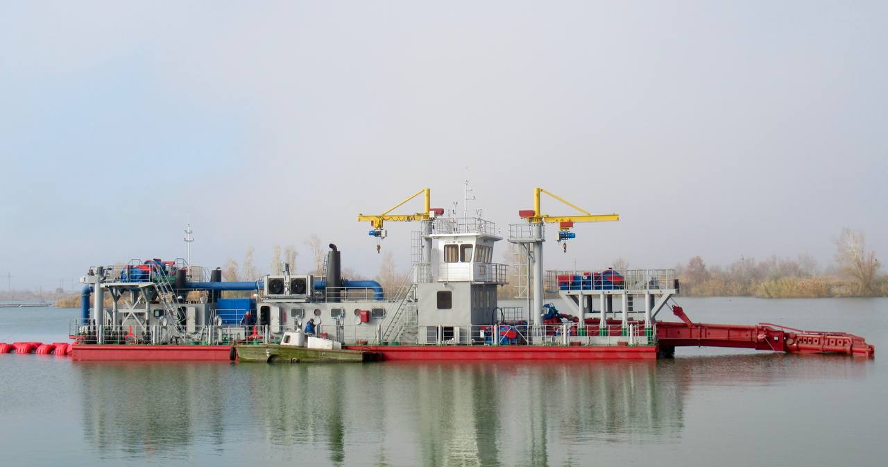 ГТЛК передала в лизинг земснаряд для работы в Волго Донском бассейне ГТЛК и ФБУ Администрация Волго Дон подписали акт приема передачи земснаряда проекта Ц490ДМ1 Судно построено на Цимлянском судомеханическом заводе в рамках ФНБ проекта по обновлению водного флота при поддержке Минпромторга России Земснаряд предназначен для устранения лимитирующих участков и обеспечения гарантированных глубин на внутренних водных путях Судно создано по отечественному проекту и рассчитано на извлечение до 500 кубометров грунта в час