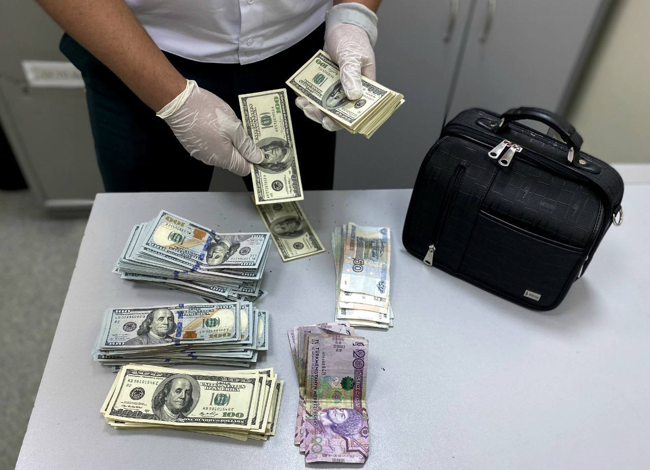 В аэропорту Краснодара впервые изъяли крупную сумму денег у туристов Двое пассажиров прилетевших из Дубая пытались провезти 50 000 долларов не задекларировав их Они пояснили таможенникам что везли наличные для открытия бизнеса и не знали о правилах В результате десять тысяч долларов им вернули а остальные средства изъяли для проведения проверки