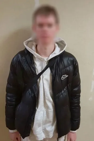 Кировские полицейские задержали участника мошеннической группы которая развела кировчанина на 30 млн рублей после фальшивых звонков от ФСБ ЦБ и Росфиномониторинга В марте кировчанин на улице передал деньги молодому человеку который должен был положить их на безопасный счет Правоохранители вышли на след преступника Им оказался 22 летний житель Казани Оказалось что действовал он совместно с двумя подельниками Задержанного заключили под стражу Зависает Telegram Подписывайся на Источник в MАКС