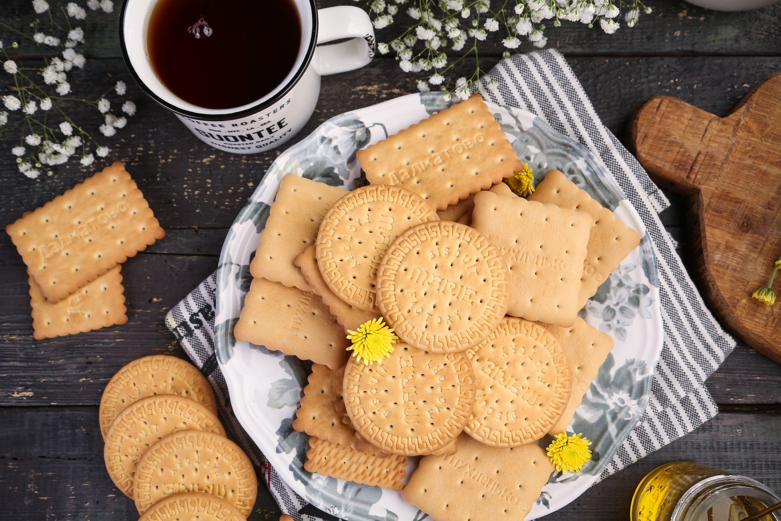 Тюменские производители примут участие в Международной продовольственной выставке Продэкспо С 9 по 12 февраля в Москве пройдет Международная выставка продуктов питания напитков и сырья для их производства Продэкспо 2026 В этом году на мероприятии свою продукцию представят около 2 000 компаний в том числе и производители Тюменской области например кондитерская фабрика Далматово Сегодня предприятие является одним из лидеров по производству мучных кондитерских изделий в Уральском федеральном округе Широкий ассортимент выпускаемой продукции включает в себя сахарное затяжное злаковое сдобное печенье вафли сушки бублики хлебные палочки слоенные изделия вафельные конфеты и леденцовую карамель Кондитерская фабрика Далматово Мы в Max АПК