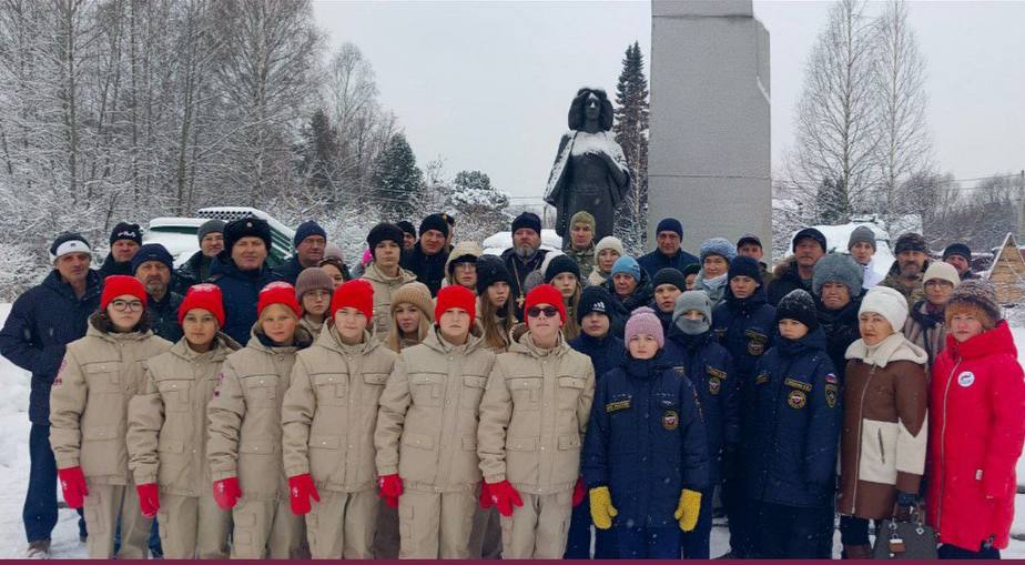 В Осинниках почтили матерей защитников у скульптуры Мать ждущая сына с войны Возложить цветы к скульптурной композиции Мать ждущая сына с войны пришли неравнодушные жители округа ветераны представители органов власти общественных организаций молодёжь а также участник региональной программы СВОи Герои Кузбасс Владимир Хворов Мама это источник силы любви и веры который невозможно переоценить Сегодня когда наши бойцы противостоят неонацизму именно материнская поддержка становится для них тем внутренним оплотом который помогает выдерживать испытания Кто как не мама может дать ту любовь и ту веру которые держат человека на ногах Мы выражаем глубокую благодарность всем матерям которые ежедневно оберегают своих сыновей теплом своего сердца Мероприятие прошло при участии и поддержке Филиала Государственного фонда Защитники Отечества по Кемеровской области Кузбассу который выступил соорганизатором памятного события Для нас важно быть рядом в такие моменты чтобы каждая мама знала её боль её любовь и её сила не остаются незамеченными Память которую мы сохраняем вместе объединяет поколения и укрепляет общую силу Кузбасса