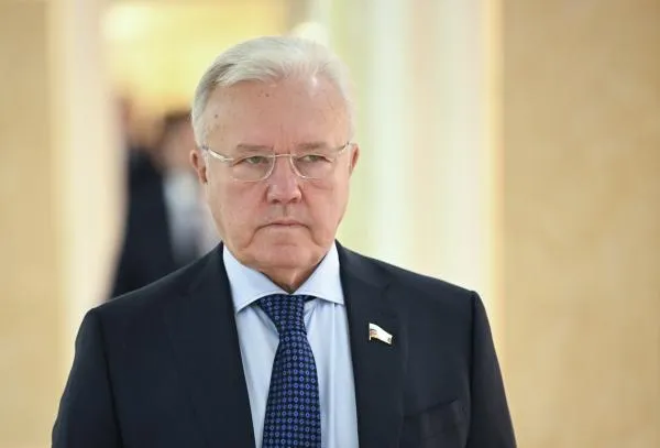 Сенатор от Красноярского края Александр Усс может уйти из политики пишут Ведомости Срок его полномочий заканчивается в сентябре Он считается одним из самых известных политиков Сибири Как пишут Ведомости вопрос находится в финальной стадии обсуждения По данным источников газеты здесь важна позиция как региональных и федеральных властей так и самого Усса Он может решить что пришло время сосредоточиться на науке и передать эстафету новым политикам Подписаться на Говорит Москва Telegram VK МАКС