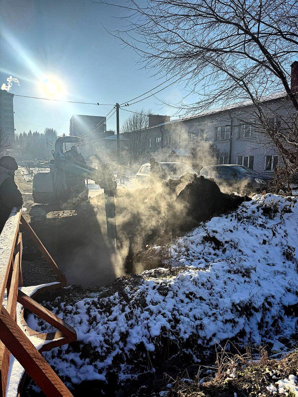 Важная информация Ночью с субботы на воскресенье произошло аварийное отключение теплоснабжения пяти двухэтажных многоквартирных домов в районе Парка Победы Аварийные бригады Горно Алтайского ЖКХ сразу выехали на место Участок порыва обнаружен идут восстановительные работы Сотрудники Администрации и ГОЧС и ЕДДС Горно Алтайска проводят поквартирный обход При необходимости готовы предоставить оборудование для обогрева Вместе с моим первым замом Арсентием Язаровым побывали на месте пообщались с коллегами Ситуацию держу на контроле