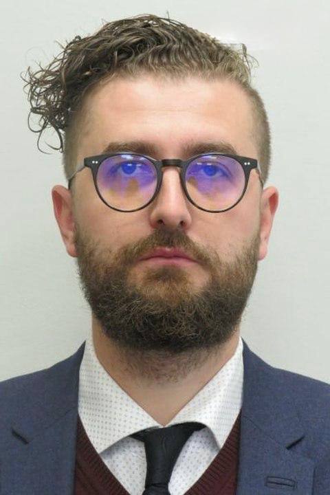 Председатель комитета по госзаказу Петербурга задержан ФСБ при попытке покинуть город Следователи вменяют Денису Толстых и его коллегам из горкомитета по государственному заказу организацию преступной схемы чиновники лоббировали интересы различных коммерческих структур во время тендеров ГСУ СК по Петербургу возбуждено уголовное дело о превышении должностях полномочий Ранее силовиками так же был задержан и помещен под стражу Егор Леонов начальник ключевого отдела комитета и непосредственный подчиненный Дениса Толстых Дмитрий Никотин Подписаться