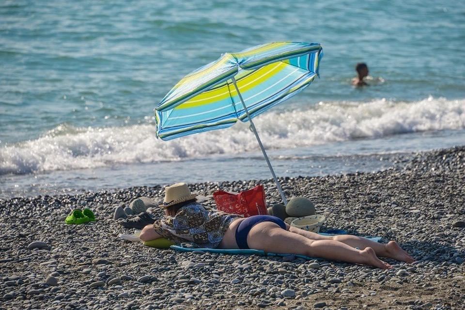 В Сочи начали продавать… тень. За 1500 рублей На пляжах курорта арендаторы берут деньги не за лежаки, а просто за место под навесом. Хочешь лежать в тени — плати полторы тысячи, даже если пришёл со своим полотенцем. В Ассоциации туроператоров говорят: это незаконно. Пляжи — муниципальные, и “продажа тени” выглядит как наглость. Юридически обосновать такую услугу арендаторам будет непросто. Отдыхающим советуют жаловаться в Роспотребнадзор или мэрию. А пока отдыхаем как в 90-е — с зонтами, хитростью и возмущением.