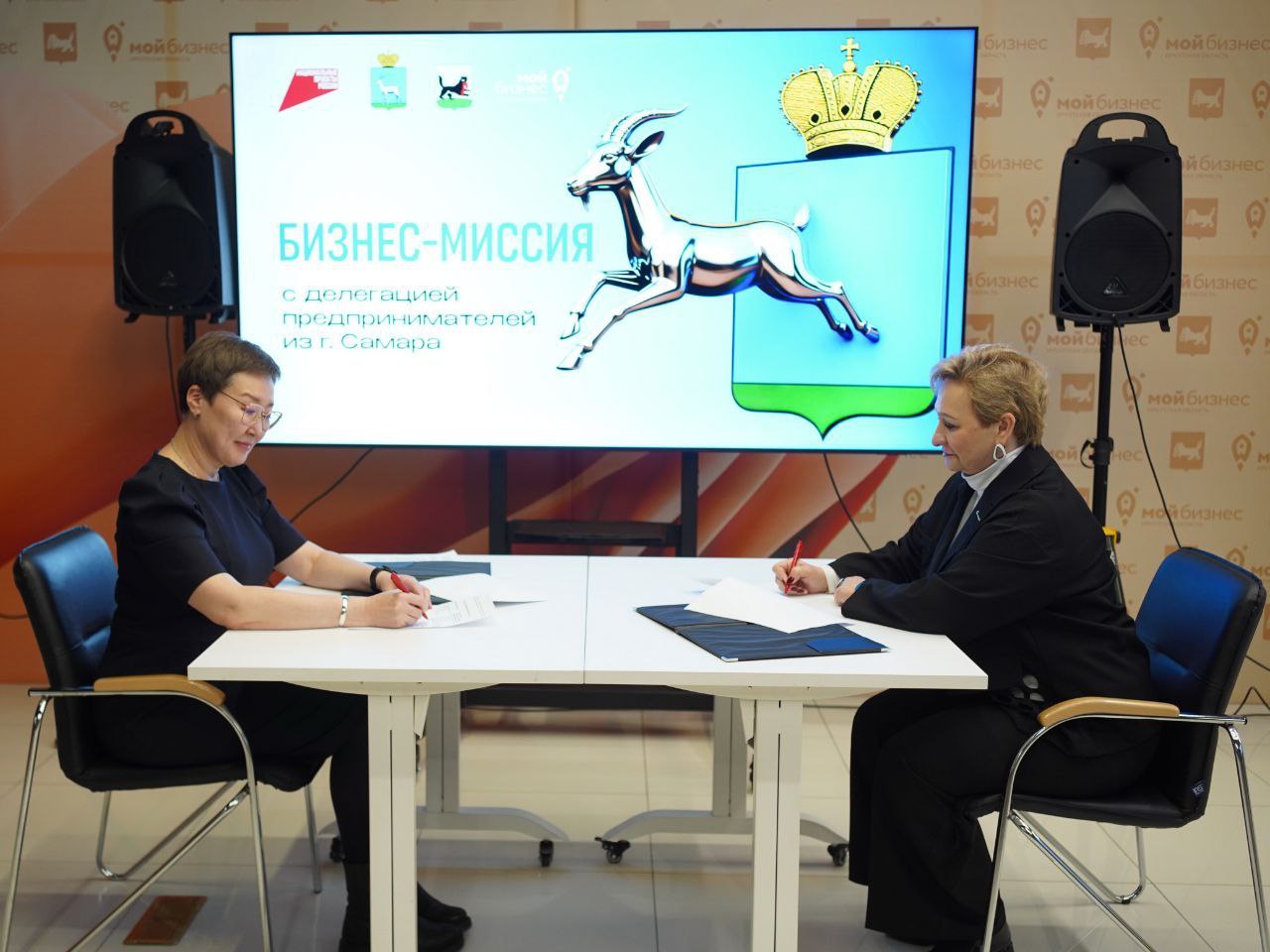 Подписано соглашение о сотрудничестве между Самарой и Иркутском Документ предусматривает популяризацию туристических направлений в обоих городах Глава Самары Иван Носков сообщил о подписании соглашения о сотрудничестве в области туризма между Самарой и Иркутском Документ предусматривает обмен опытом между компаниями туристической отрасли популяризацию туристических направлений в обоих городах организацию деловых мероприятий В Иркутске с бизнес миссией находятся предприниматели и промышленники из Самары Участие в мероприятии приняли представители 11 предприятий Производственники знакомятся с потенциальными поставщиками или покупателями Представители различных структур поддержки бизнеса обмениваются опытом и планируют совместные проекты для реализации в Самаре Почему соглашение подписали именно в сфере туризма Все просто Самара это Волга а Иркутск это Байкал Именно из Иркутска отправляются экскурсии к великому озеру Нам безусловно есть что показать гостям из Сибири но и есть что посмотреть в этом замечательном городе пишет Иван Носков По словам градоначальника в перспективе планируется рассмотреть возможность перекрестного туризма организацию совместных культурных и спортивных мероприятий сотрудничество в образовательной сфере