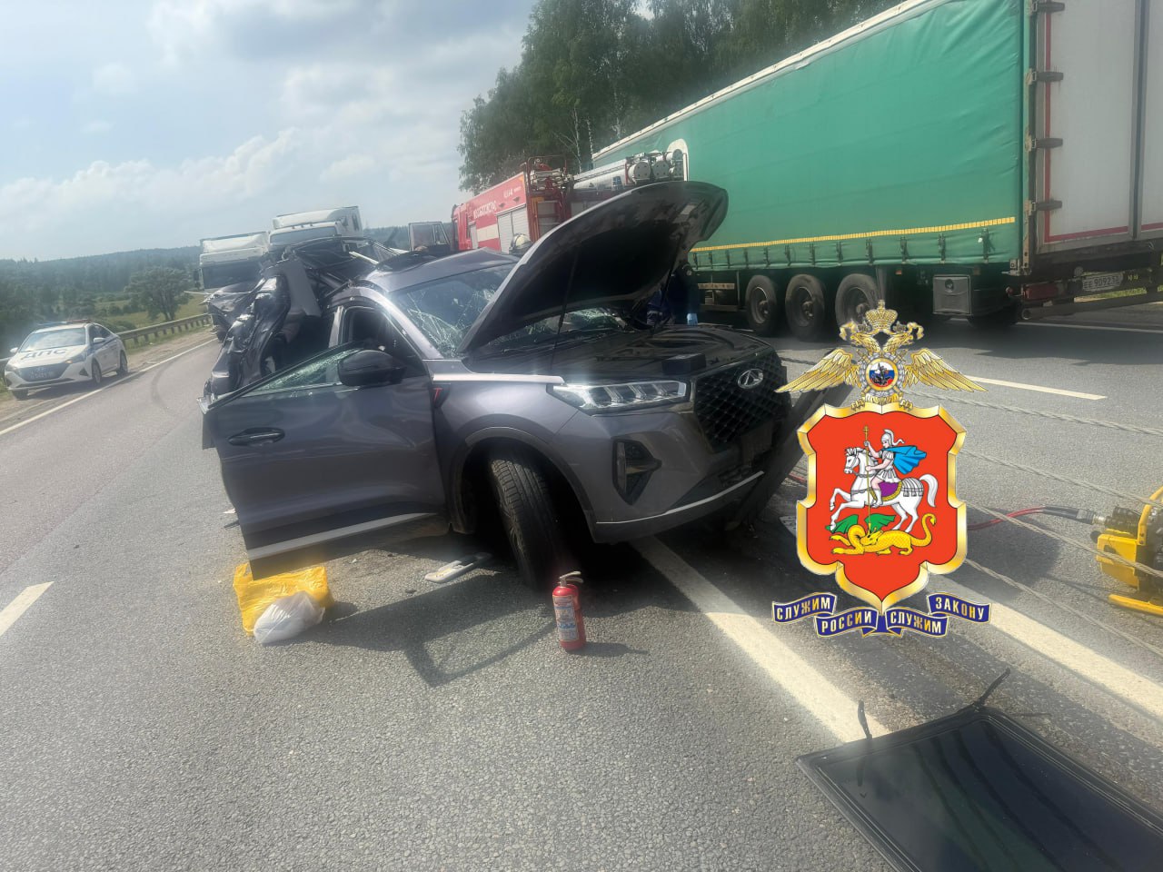 Подмосковные полицейские разбираются в обстоятельствах ДТП в Можайском муниципальном округе, в котором пострадали несовершеннолетние  Сегодня примерно в 14:05 на 125 км. Минского шоссе произошло дорожно-транспортное происшествие.  По предварительной информации, водитель, управляя грузовым автомобилем марки «Даф», совершил попутное столкновение с остановившейся в правой полосе автомашиной марки «Черри», отчего последняя наехала на тросовое ограждение.  В результате ДТП пострадали водитель-женщина 1981 г.р., а также трое несовершеннолетних пассажиров легковушки 2024, 2019 и 2009 годов рождения. С телесными повреждениями они госпитализированы.  На месте происшествия работают сотрудники Госавтоинспекции, движение ограничено. Водителям следует учитывать сложившуюся ситуацию и выбирать пути объезда.