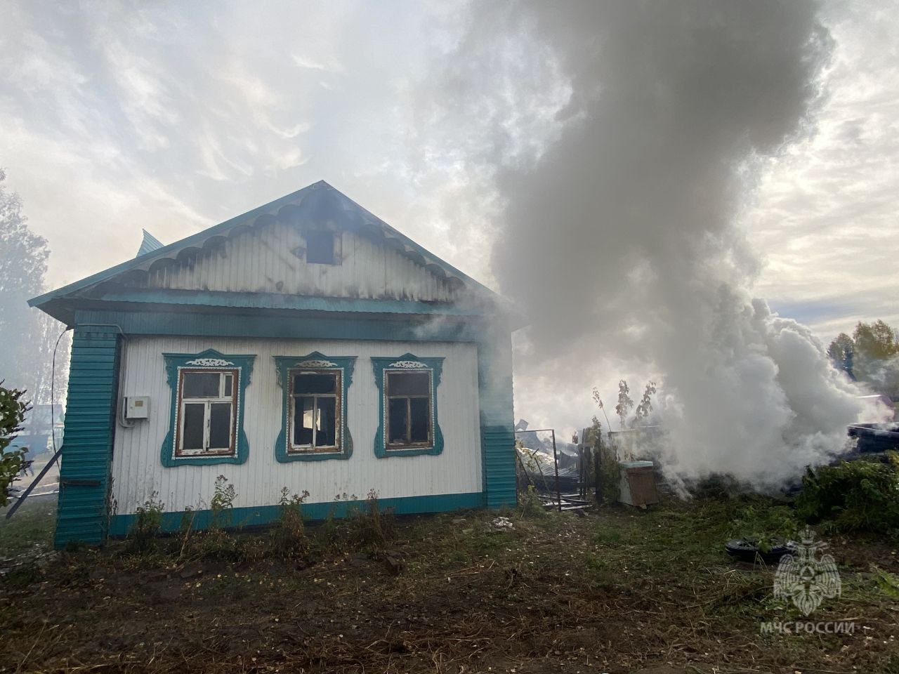 В Малмыжском районе мать с 7 летним сыном спаслись через окно Сегодня утром в деревне Кошай загорелся частный деревянный дом В этот момент в доме находились хозяйка с 7 летним сыном Услышав подозрительный треск женщина открыла дверь на веранду и не успела отпрянуть от вырвавшегося пламени Несмотря на полученные ожоги мама не растерялась и вместе с сыном выбралась на улицу через окно В итоге женщина была госпитализирована ребенок не пострадал Подписаться