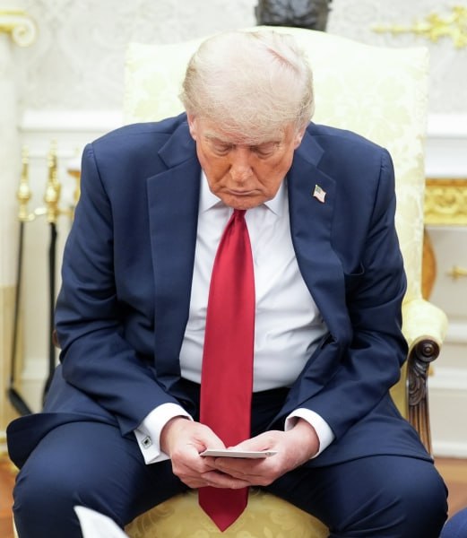 Дональд Трамп общается с мировыми лидерами по личному телефону Это нарушает дипломатический протокол, сообщило издание Politico со ссылкой на собственные источники. «Он говорит по своему телефону со множеством глав государств, и гораздо чаще, чем можно подумать. Большинство звонков касаются конкретных вещей, настоящих дел, но их разговоры затрагивают и личные темы», — подчеркнули журналисты. Отмечается, что способность собеседников главы Белого дома приспосабливаться к его манере общения позволило ряду политических лидеров извлечь из этого выгоду. Именно таким образом, рассказал один из источников, на саммите НАТО удалось убедить Трампа выделить Украине дополнительную военную помощь. Подпишись на «Говорит Москва»