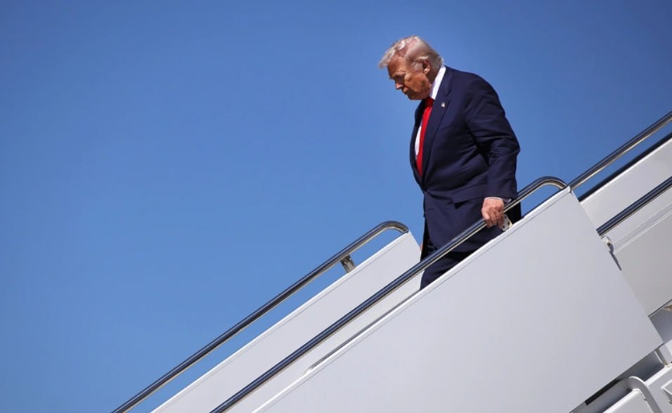 Европейские лидеры включая канцлера Германии Фридриха Мерца и председателя Европейской комиссии Урсулу фон дер Ляйен пропустят саммит ЕС с государствами Латинской Америки и Карибского бассейна отчасти из за опасений разозлить президента США Дональда Трампа Об этом сообщает Bloomberg со ссылкой на источники По данным агентства всего пять европейских лидеров и три лидера стран Латинской Америки и Карибского бассейна подтвердили свое участие во встрече которая пройдет в Санта Марте Колумбия 9 10 ноября На саммите планируется обсудить такие вопросы как укрепление торговых связей и борьба с организованной преступностью Страны Латинской Америки и Карибского бассейна также хотят использовать саммит для обсуждения последних действий Трампа в регионе Источники Bloomberg говорят что низкая явка со стороны европейских лидеров отчасти обусловлена все более агрессивной позицией Трампа в регионе Фото Samuel Corum Getty Images Следить за новостями РБК в Telegram