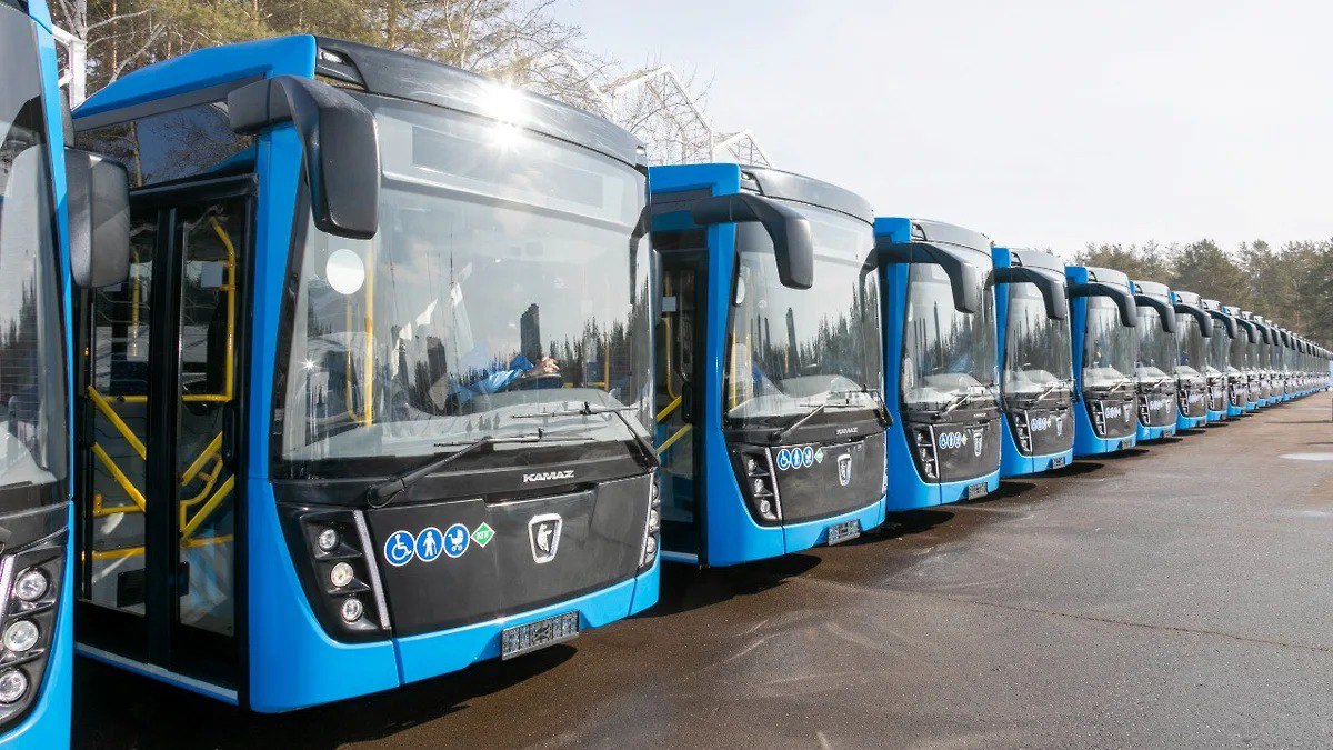 КамАЗ поставит в Москву тысячу электробусов до 2027 года Автопроизводитель заключил контракты на поставку 1 1 тыс электробусов нового поколения в 2025 2027 годах В этом году в Москву поступило 65 машин КамАЗ 52222 нового поколения Столица остается крупнейшим заказчиком продукции КамАЗа в стране Фото пресс служба ПАО КамАЗ kommersantkazan