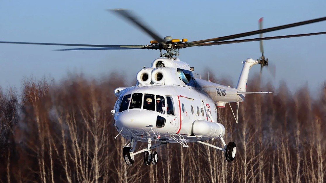 Магаданская область получила первый из двух вертолетов от холдинга Вертолеты России Ми 8МТВ 1 прибыл на место службы после недельного перегона из Казани компанией Поляр Авиа который проходил через Якутию с морозами до 50 градусов Вертолет продемонстрировал устойчивость и надежность в сложных погодных условиях Второй Ми 8МТВ 1 доставят после Нового года С внешними топливными баками вертолет способен преодолевать до 1200 километров за один перелет например между аэропортами Маган и Магадан Машины рассчитаны на 23 пассажиров и могут оснащаться медицинскими модулями что делает их полезными для транспортной и медицинской авиации в регионе Регион уже использует аналогичные вертолеты показавшие эффективность в тяжелых климатических условиях Новые машины расширят возможности перевозок и укрепят авиасообщение с удаленными районами Магаданской области Поставка вертолетов проходит в рамках инвестиционного проекта ГТЛК по обновлению российского вертолетного парка с использованием средств Фонда национального благосостояния и поддержкой Минпромторга РФ